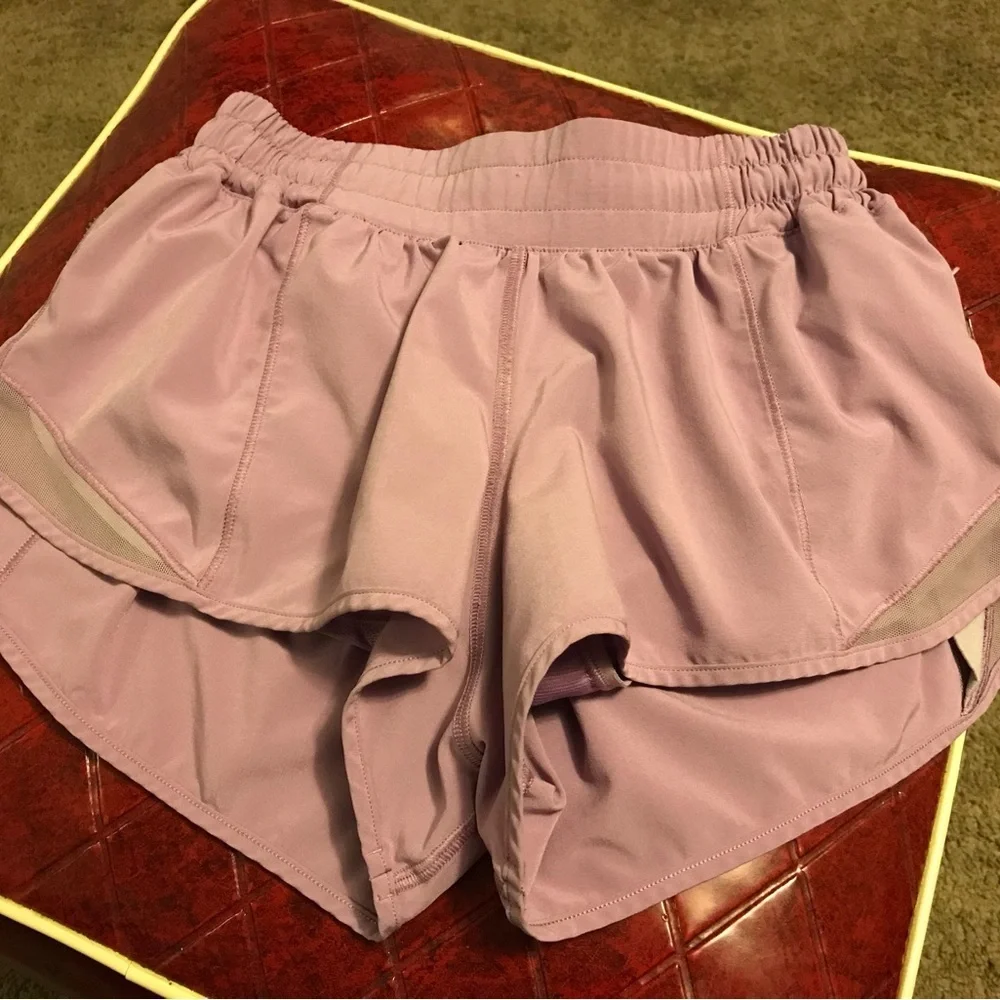 Lululemon Hotty Hot Short II *2.5" - Picture 1 of 5